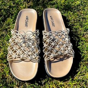 Beautiful neutral color. Perfect for the summer. They are very comfy and soft.